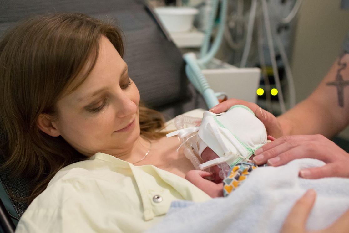 Mutter mit Neugeborenem im Arm