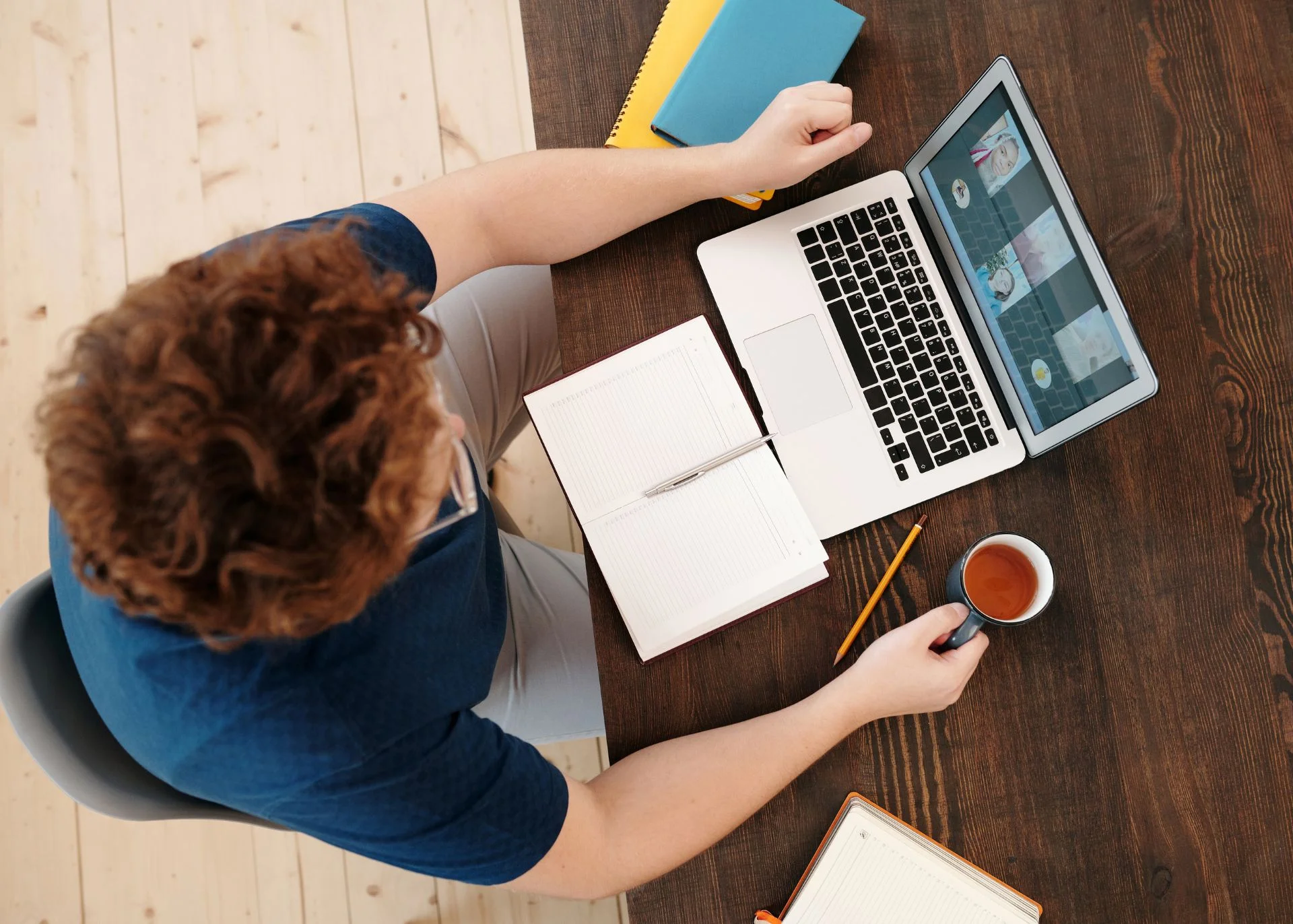 Laptop und Kinderspielzeug