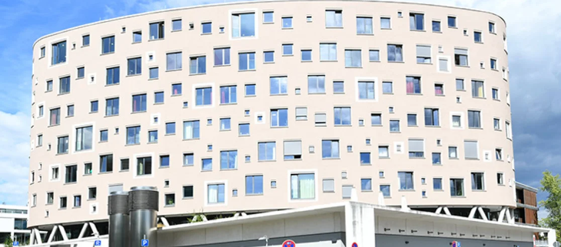 Gebäude mit vielen Fenstern