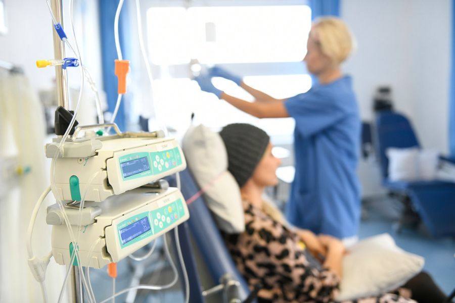 Patientin erhält Betreuung in der Tagesklinik