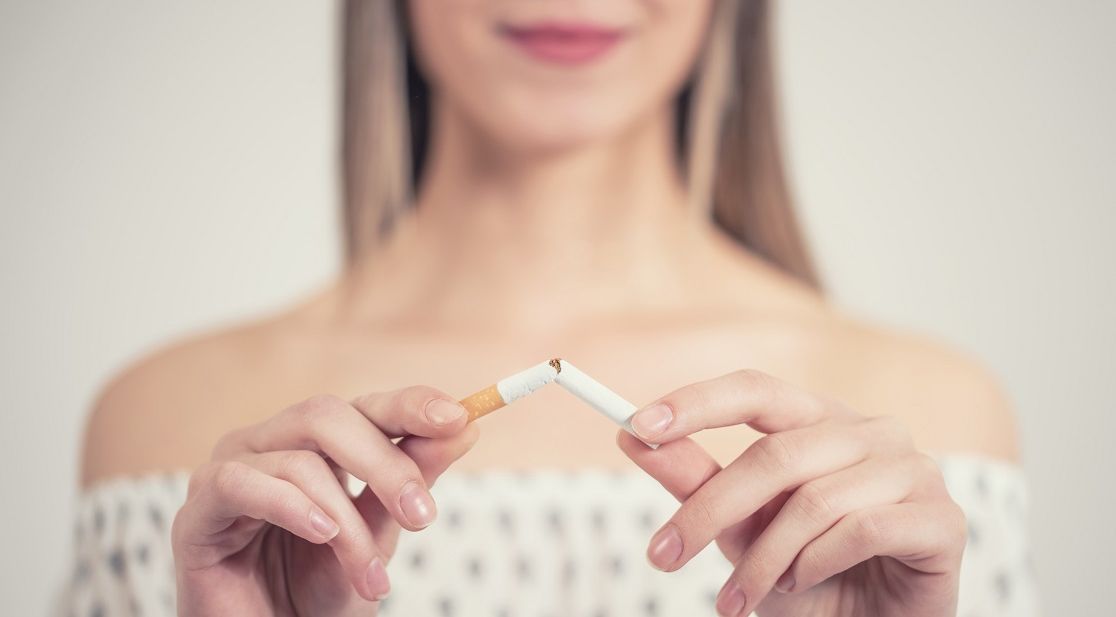 Frau zerbricht Zigarette