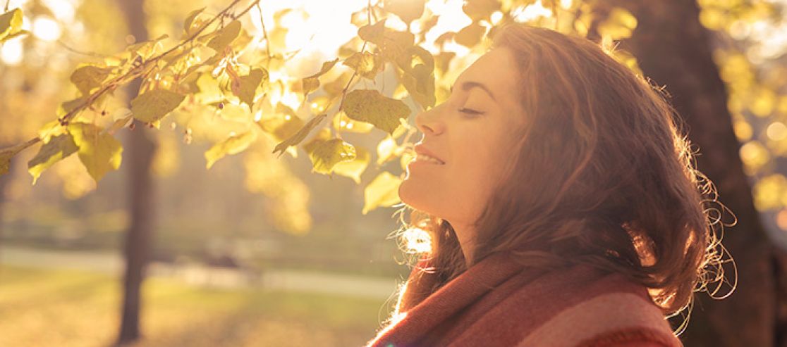 Eine Frau in der Natur unter einem Baum