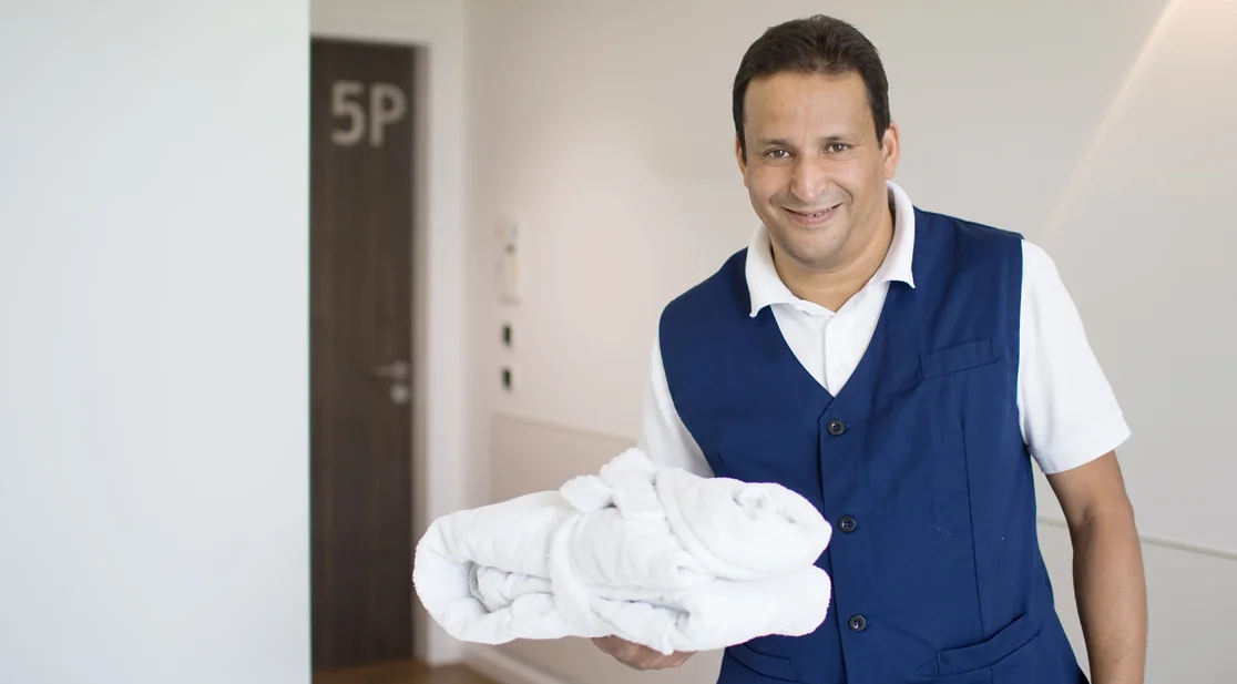 Mann mit gefaltetem Handtuch