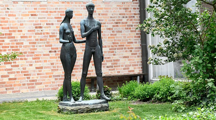 Skulptur im Innenhof der Medizinischen Klinik