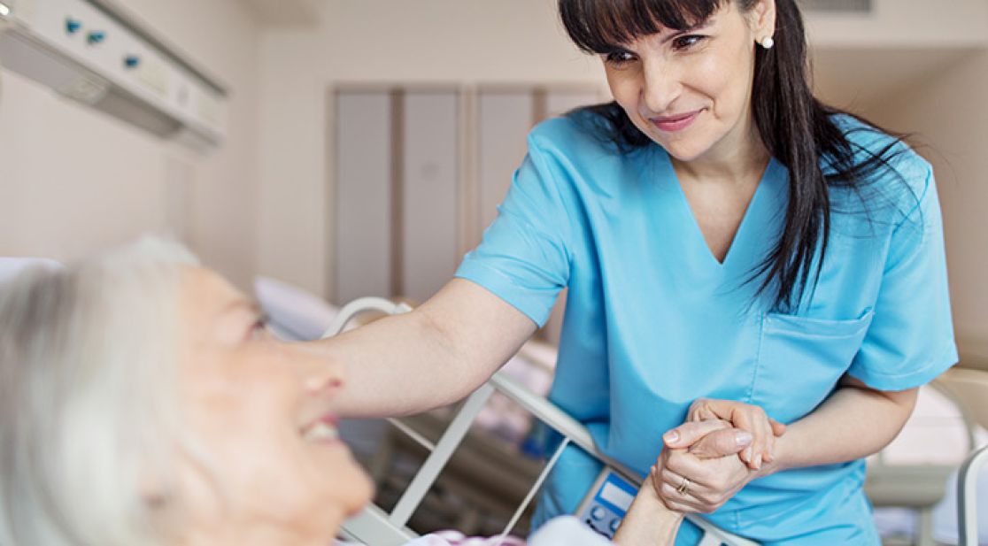 Krankenschwester kümmert sich um Patientin