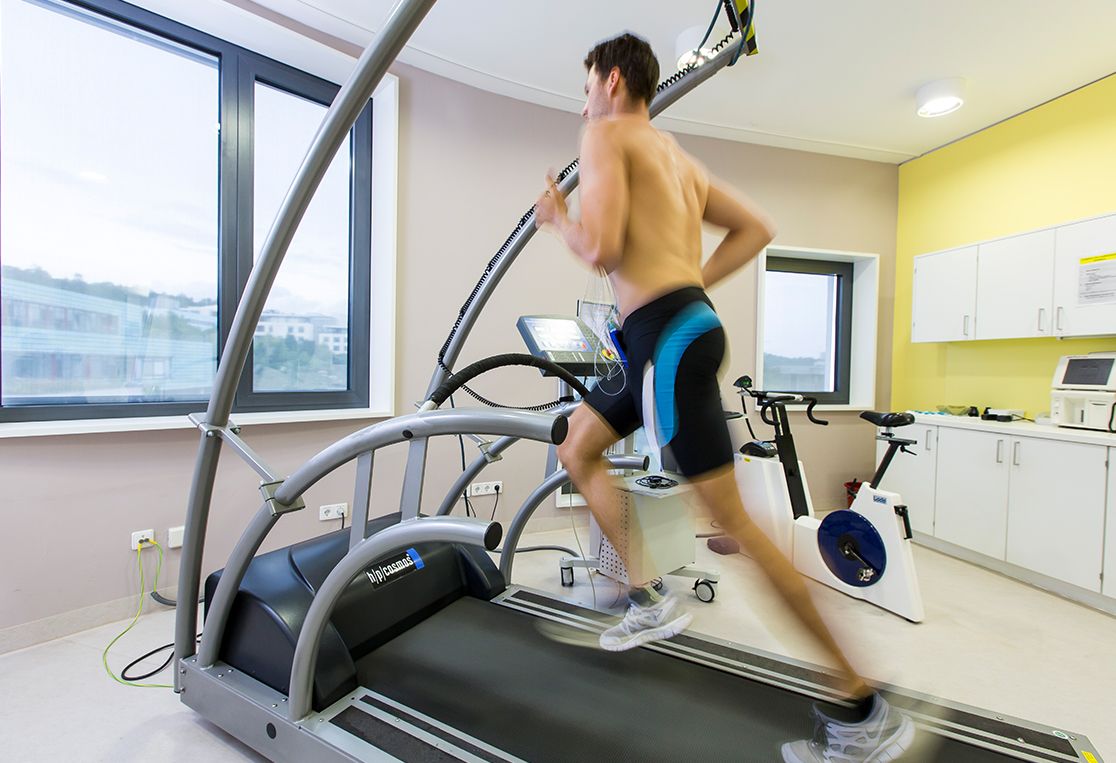 Mann trainiert auf dem Laufband