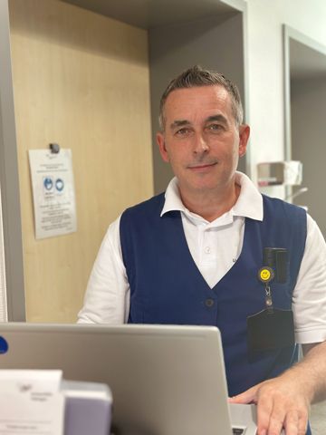 Emeldin Kadic an seinem Laptop