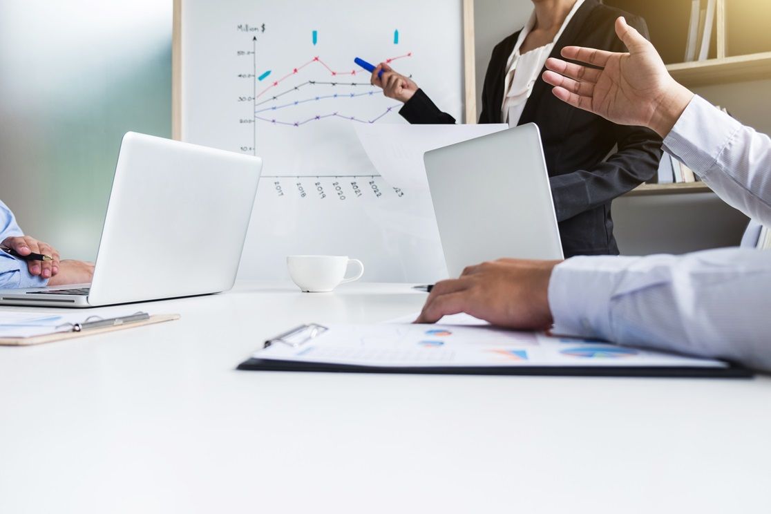 Zwei Laptops und Diagramme im Hintergrund