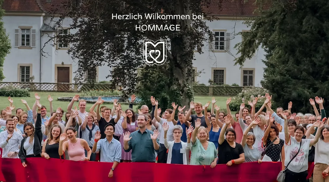 Logo Föerderverein und Menschengruppe mit rotem Band