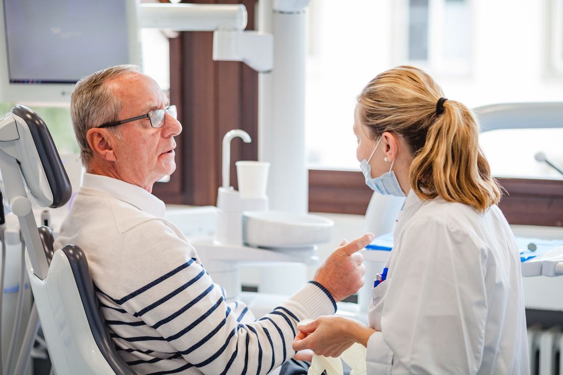 Ms Kramarczyck and Mr Schiemann in conversation