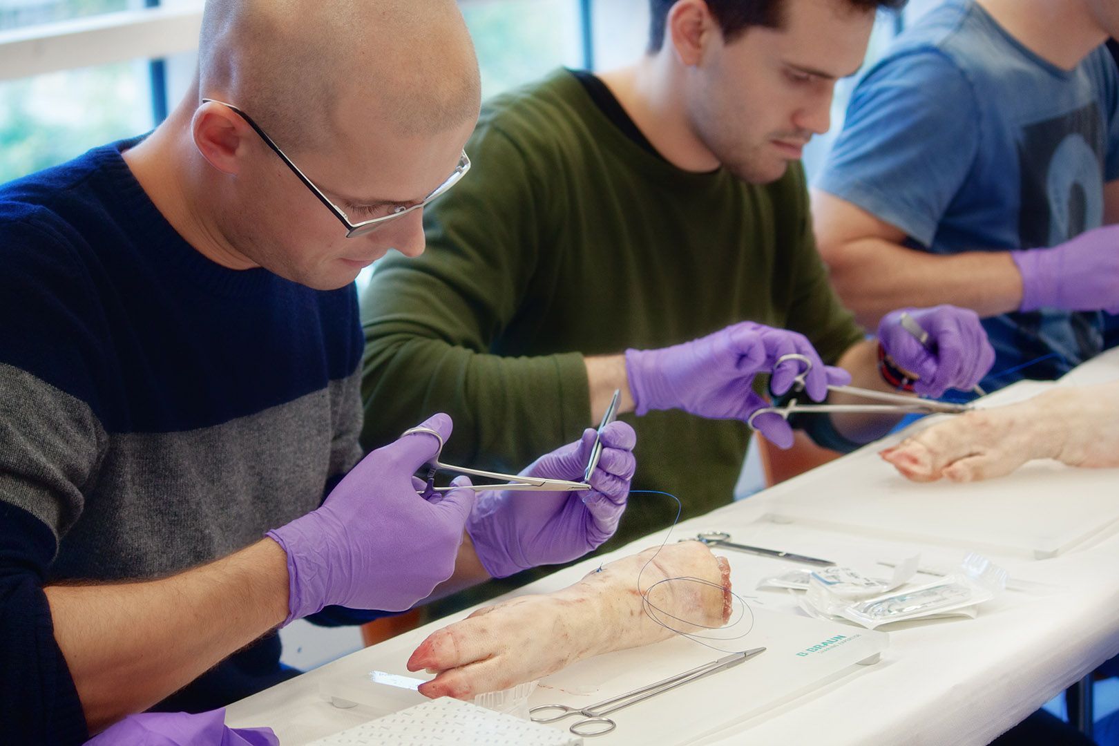 Knüpf- und Nahttechniken an Präparaten