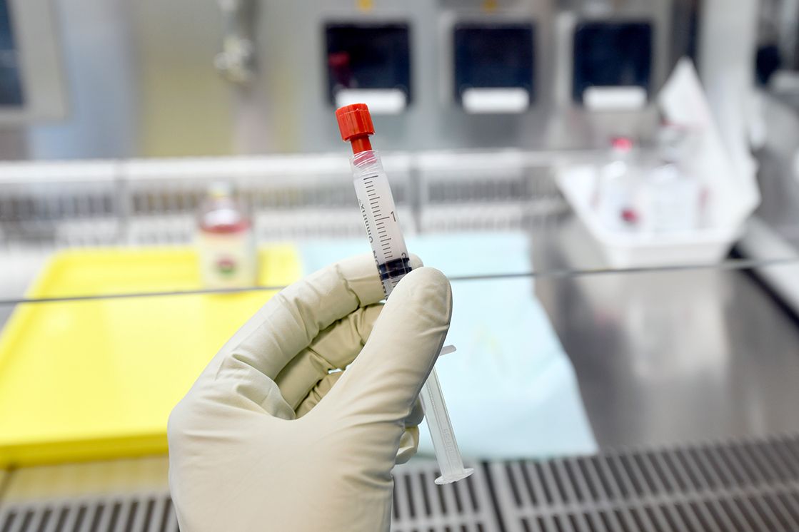 Laborbank mit Hand und Spritze