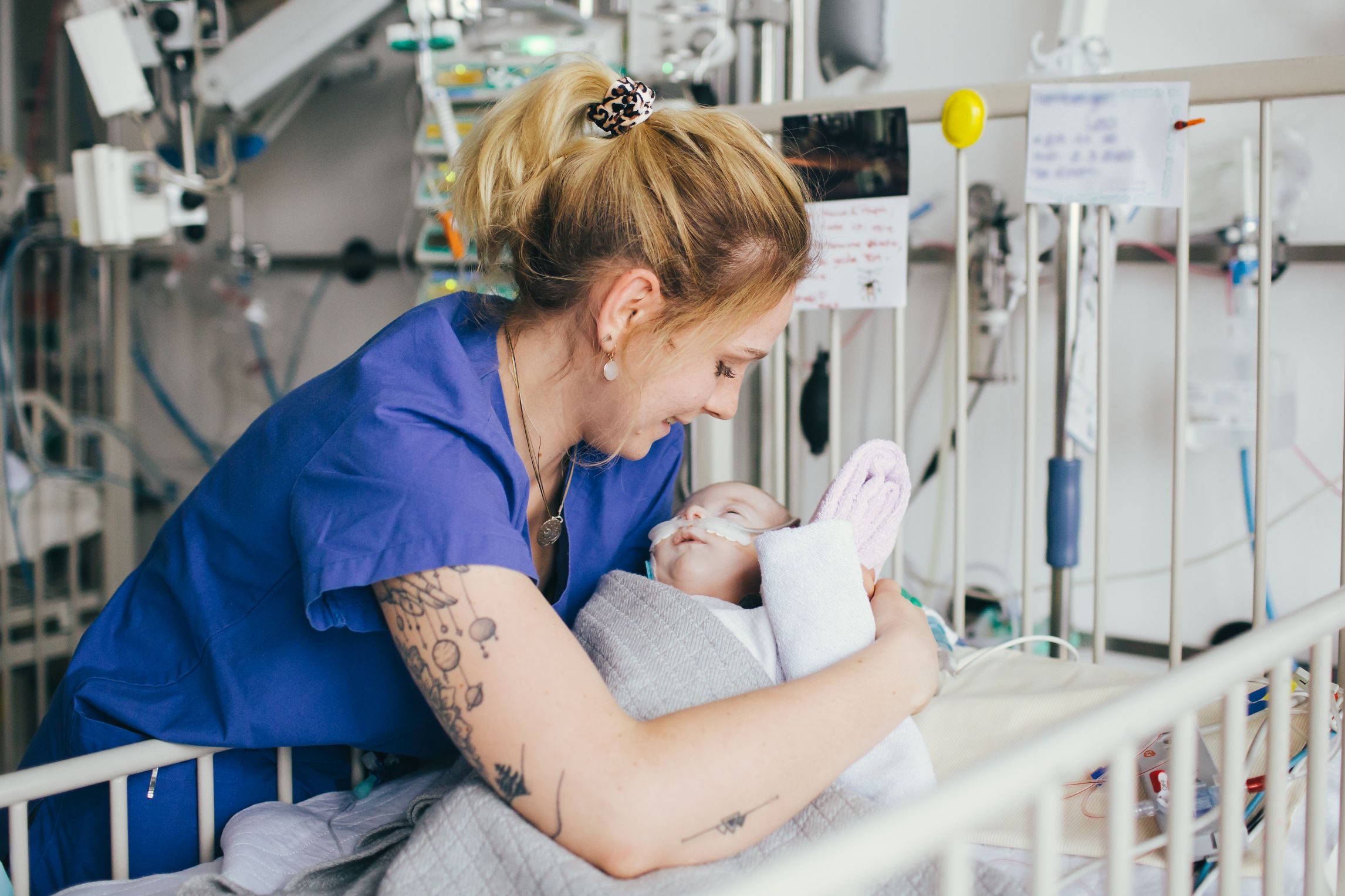 Pflegerin kümmert sich um Baby