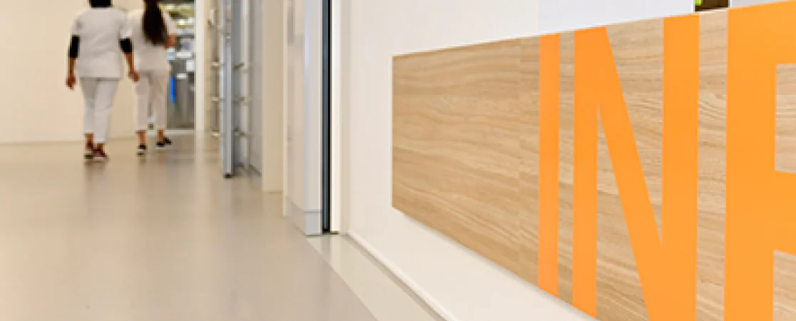 Stationsflur in der Neurologie mit orangener Info-Schrift