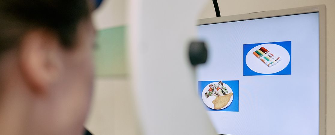 Frau am Bildschirm mit Exe-tracking Gerät