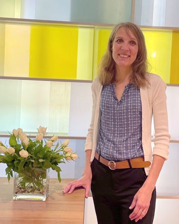 Dr. Eike Baumann steht im Andachtsraum neben dem Altar