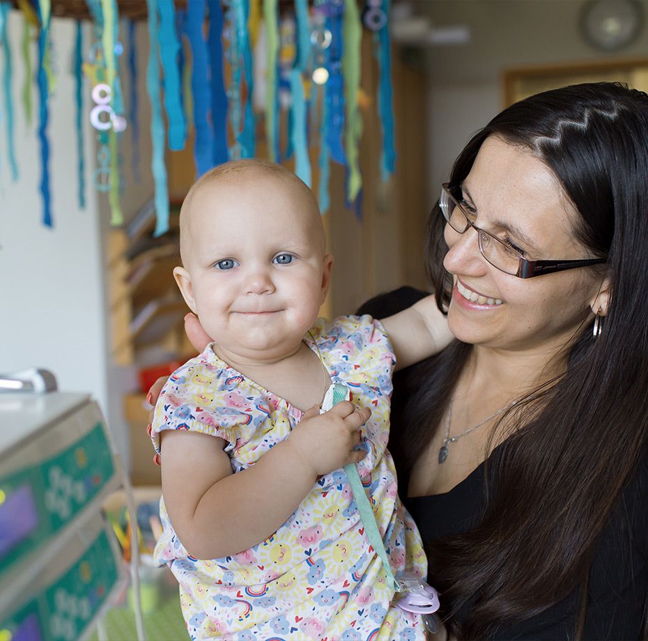 Mutter mit Kind auf dem Arm