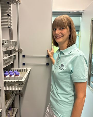 Daniela vor einem Schrank mit Utensilien