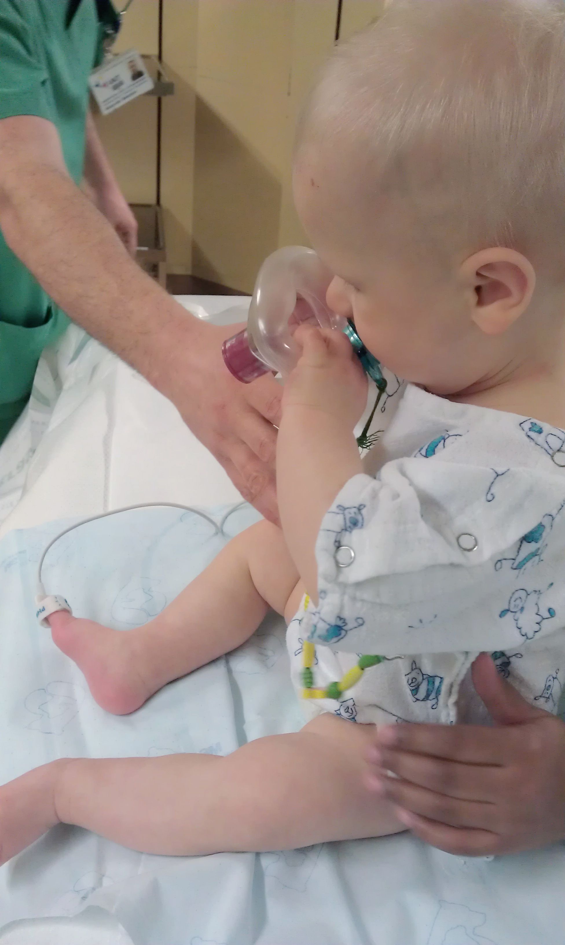 Kleinkind mit Anästhesiemaske