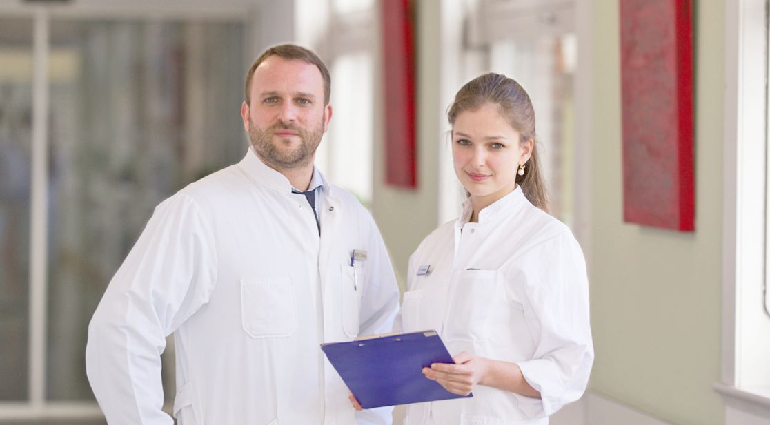 Ärztin und Arzt im Gespräch