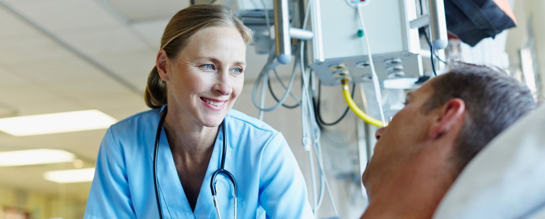 Ärztin am Krankenbett eines Patienten