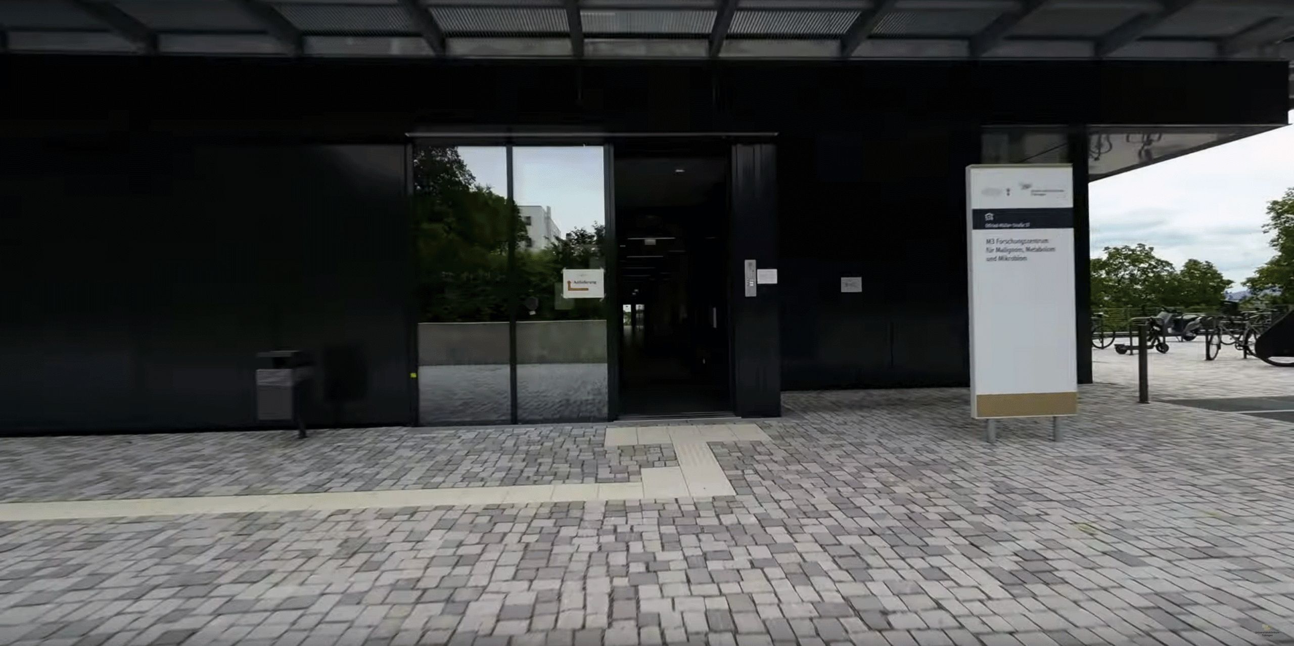 Video Thumbnail Eingang ins Gebäude