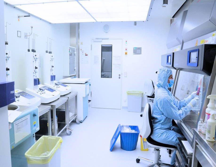 Forscherin im Reinraumlabor