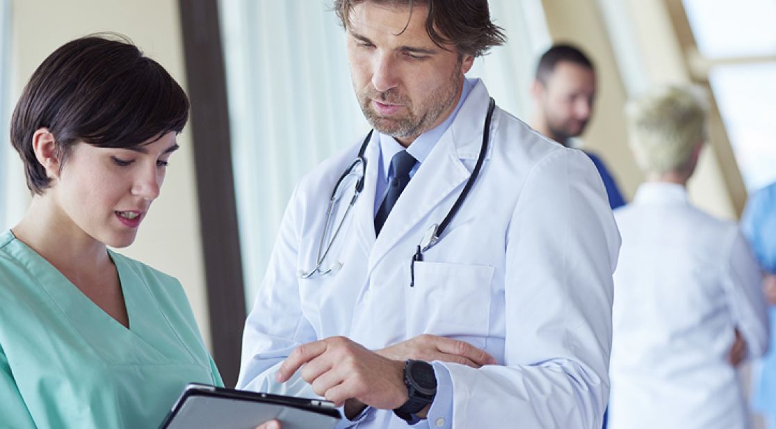 Zwei Personen sprechen