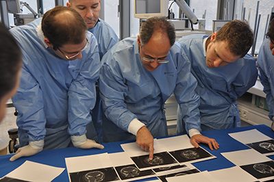 PJ-Studierende bei der Teilnahme an internen neurochirurgischen Fortbildungen