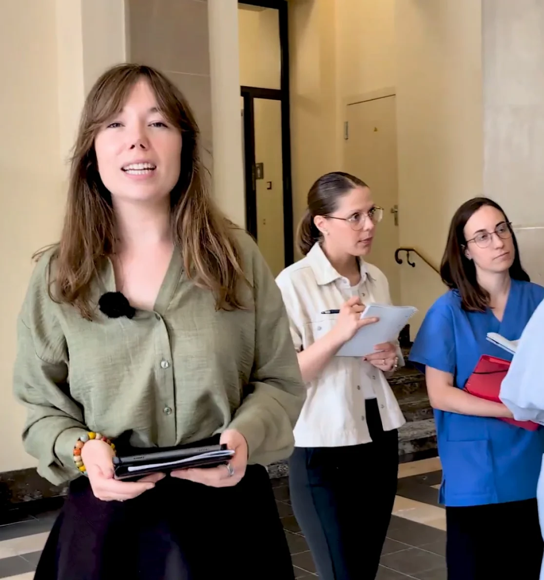 Junge Studierende unterhalten sich - Videostartfolie