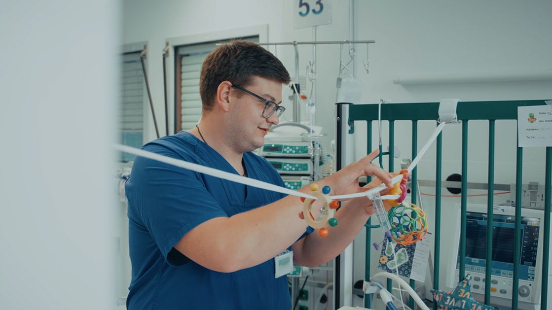 Videothumbnail Pfleger arbeitet am Kinderbett