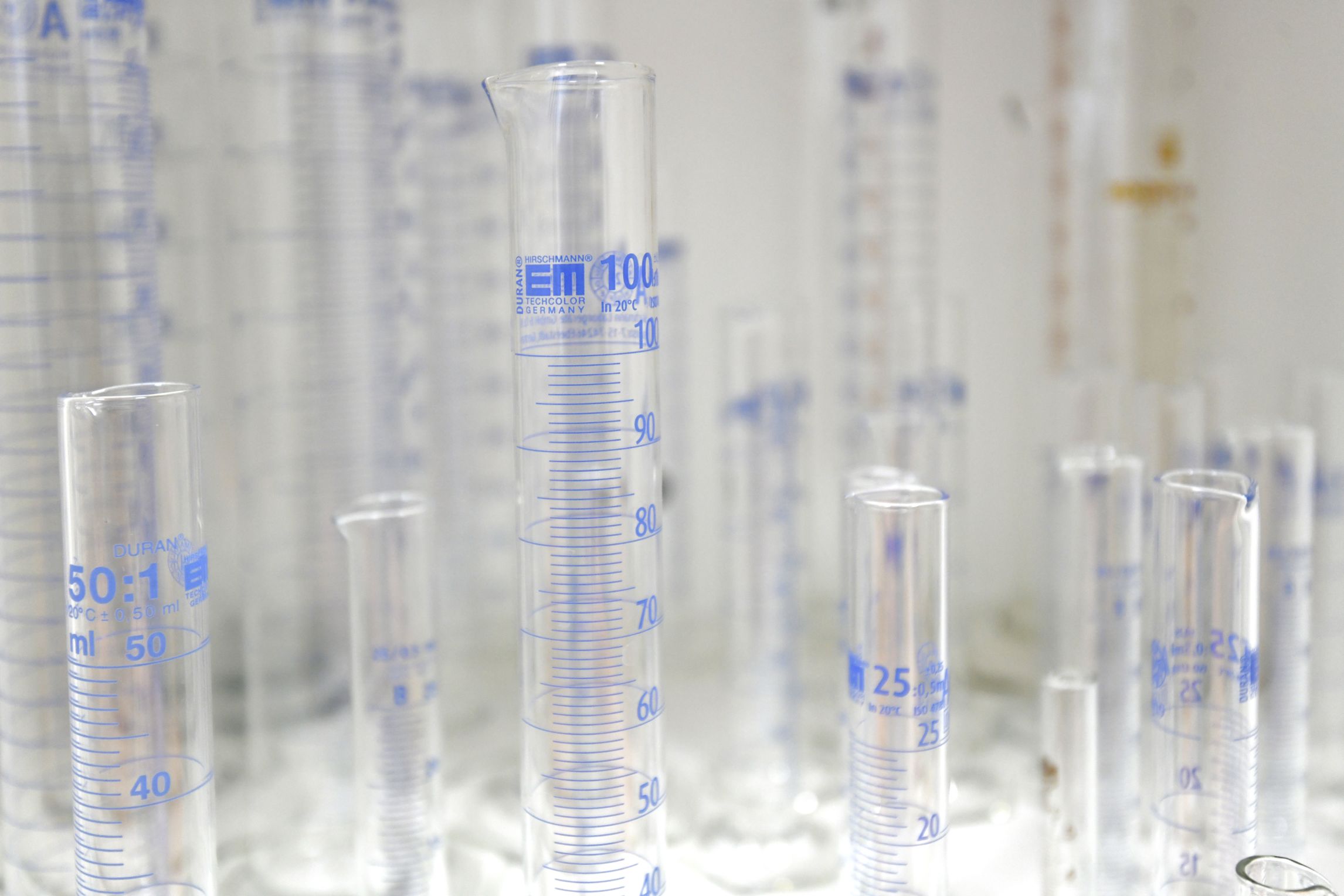 Behältnisse für Analysen im Labor.