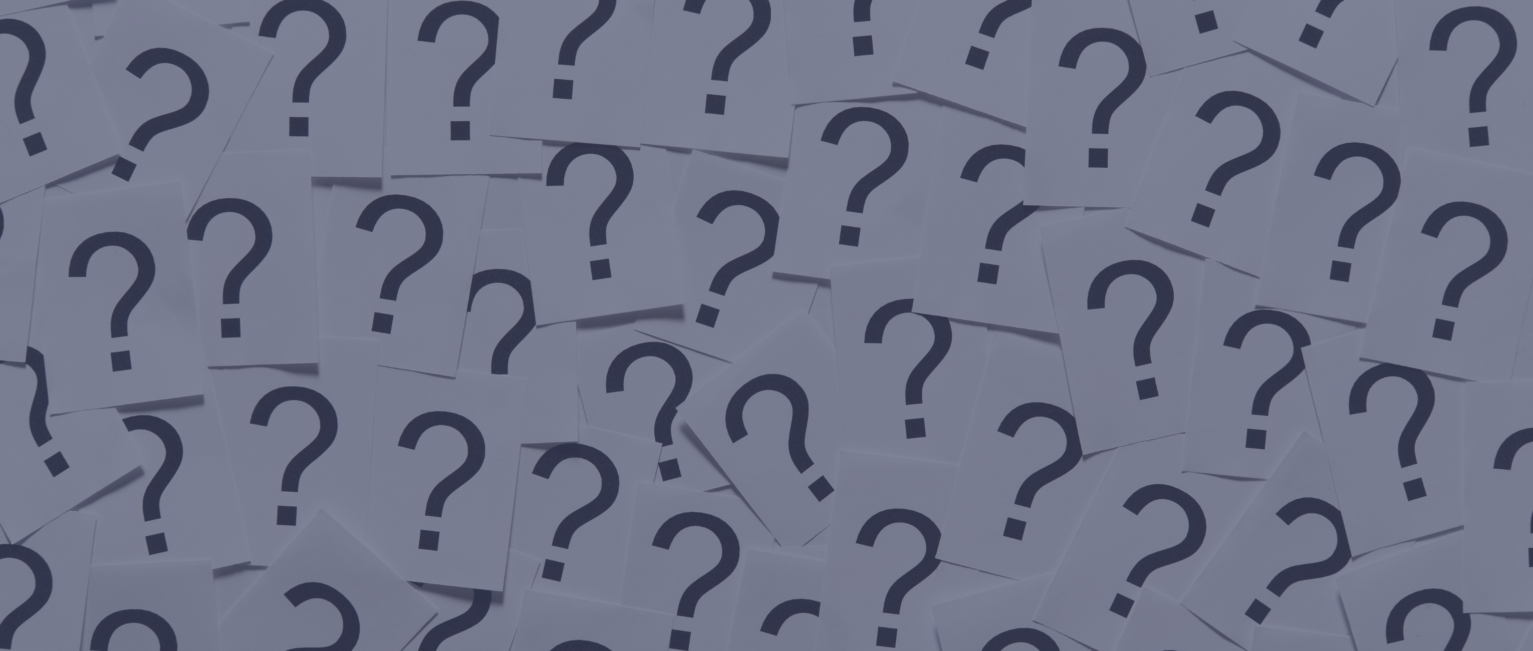 Schmuckbil Fragezeichen auf blauem Hintergrund