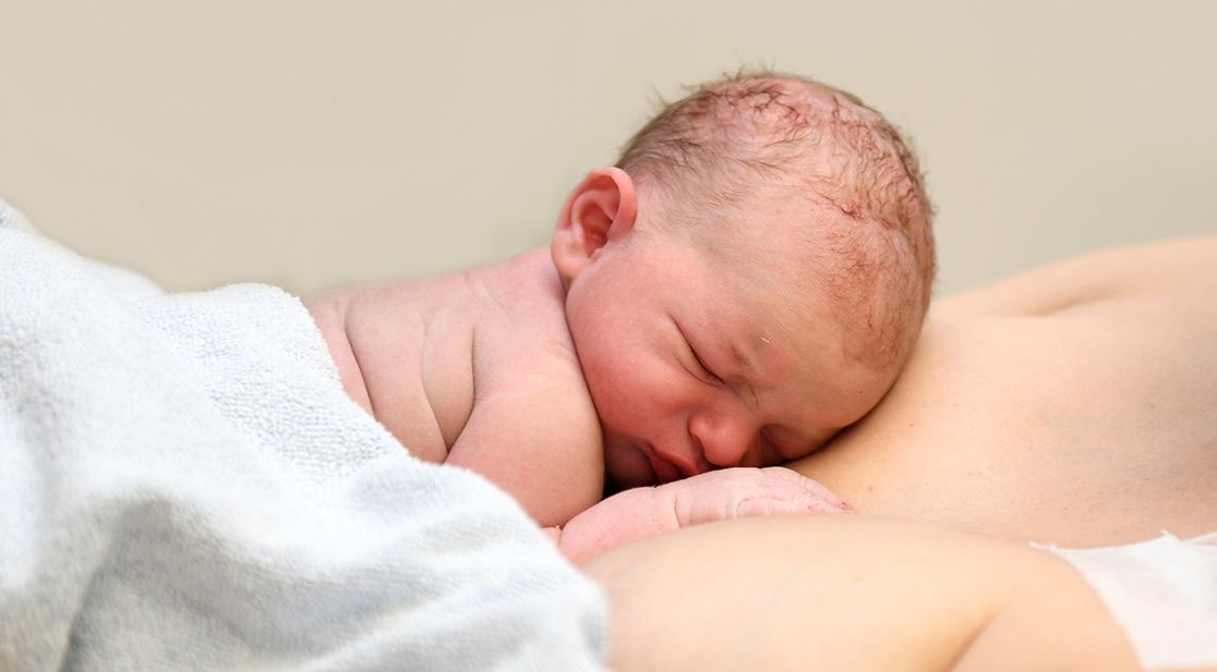 Mutter mit Neugeborenem