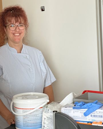 Irini Siba mit Putzwagen