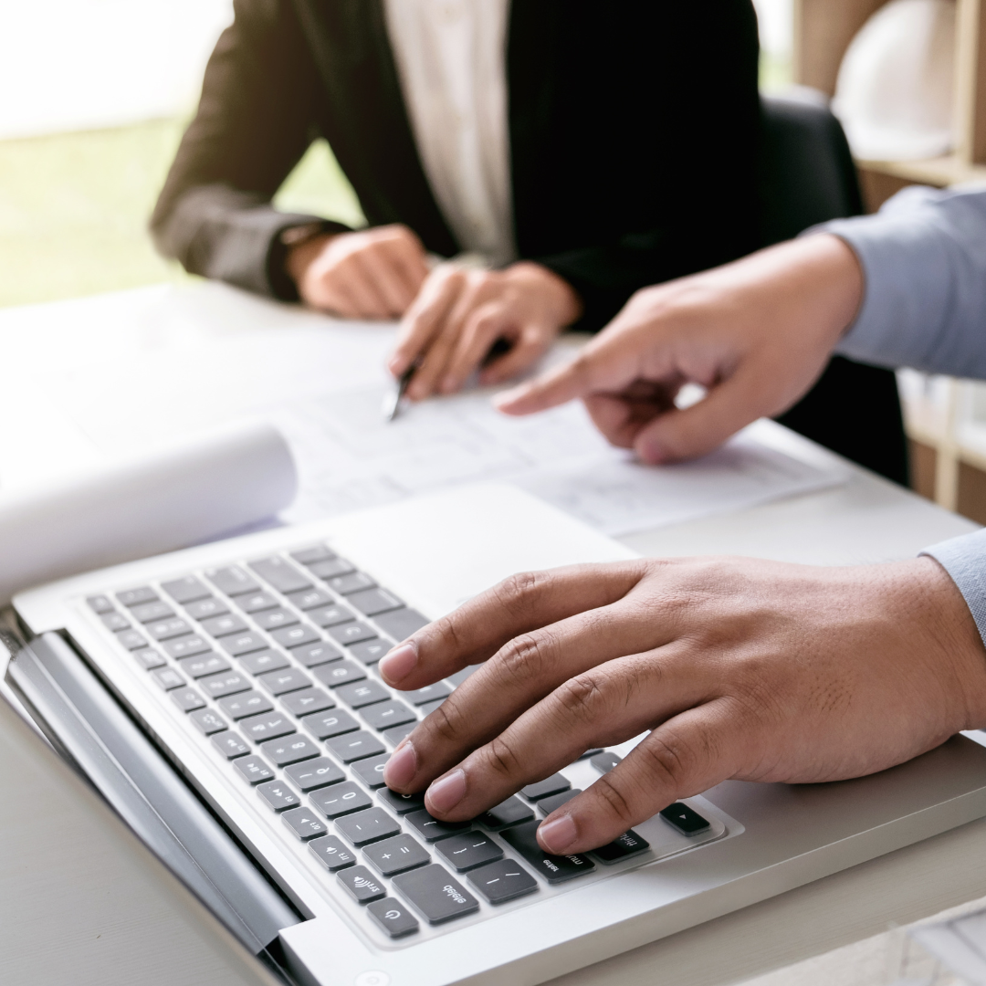 Mann zeigt auf Laptop