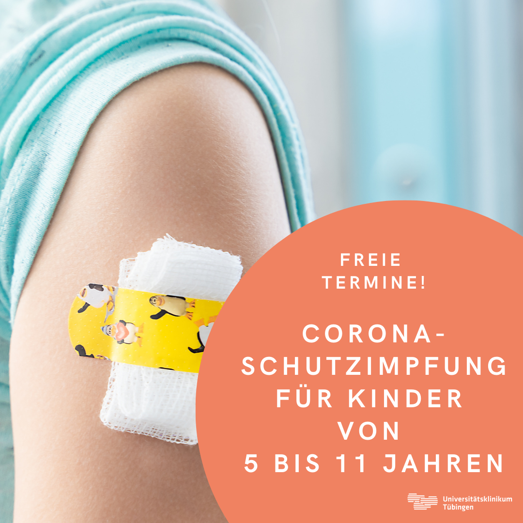 Oberarm eines Kindes mit buntem Pflaster