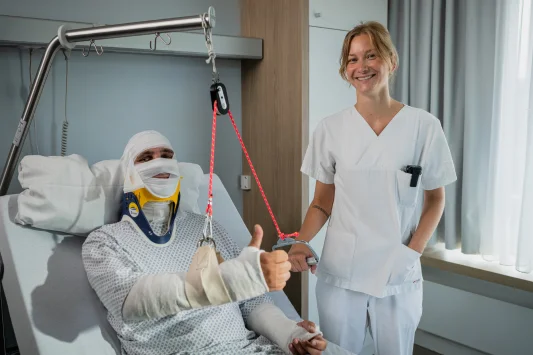 Eingegipster Patient