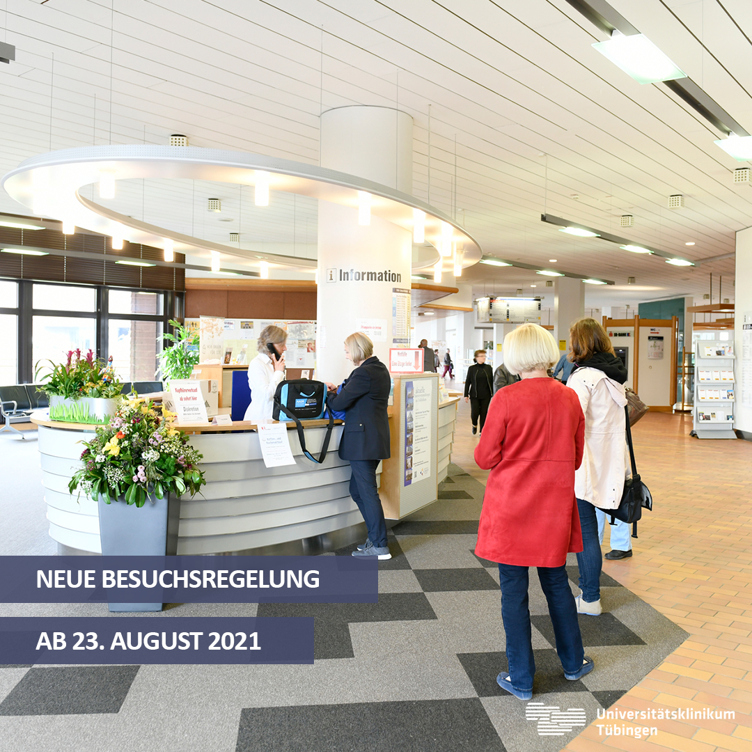 Besucher an der Information im Klinikum.