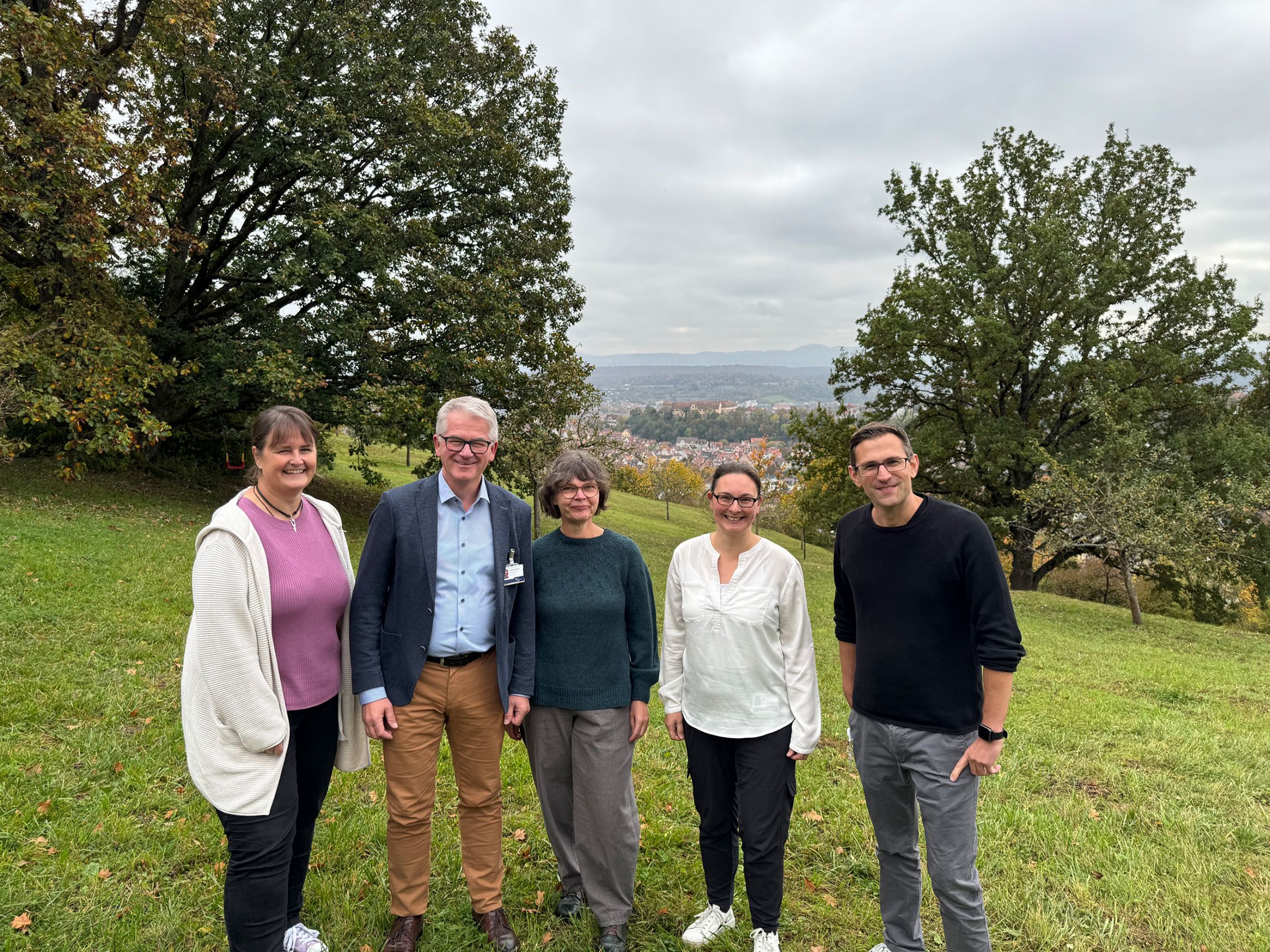 Gruppenfoto vor grüner Wiese