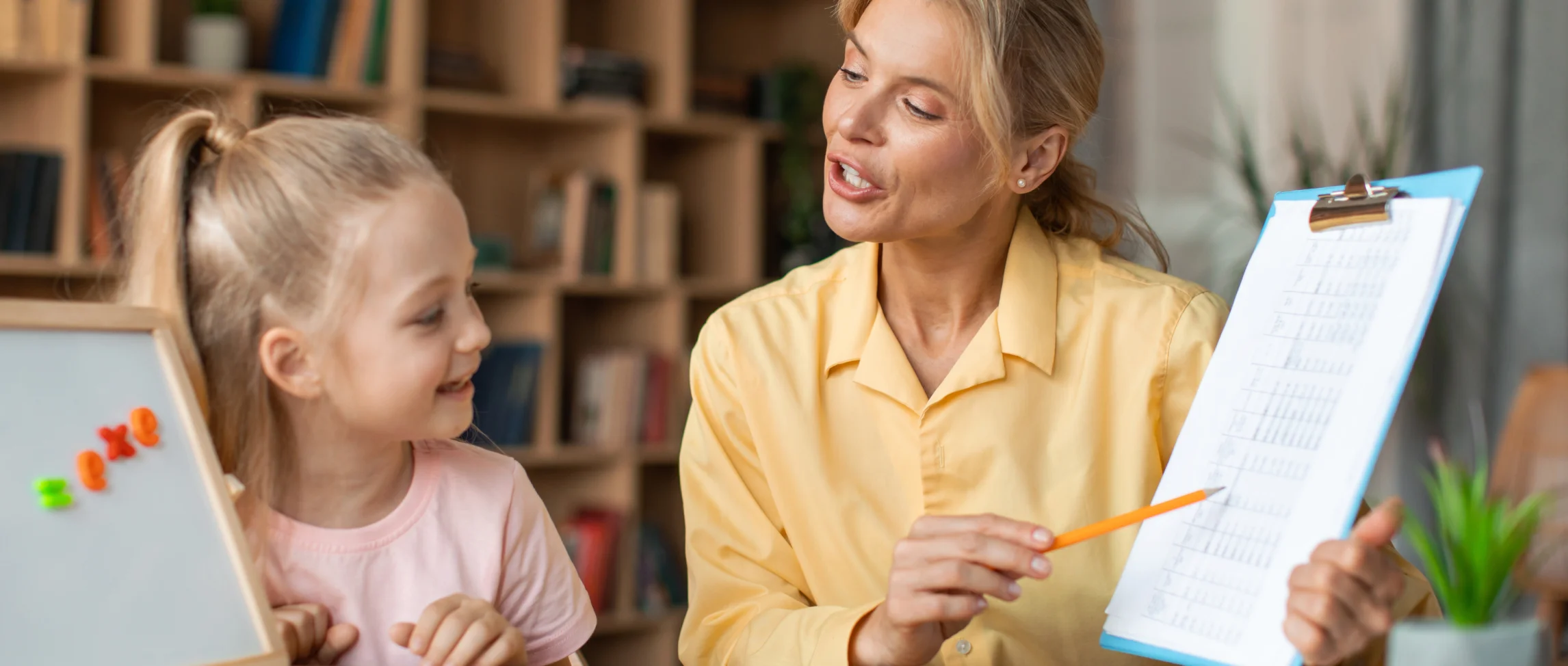 Kind und Logopädin bei der Therapie