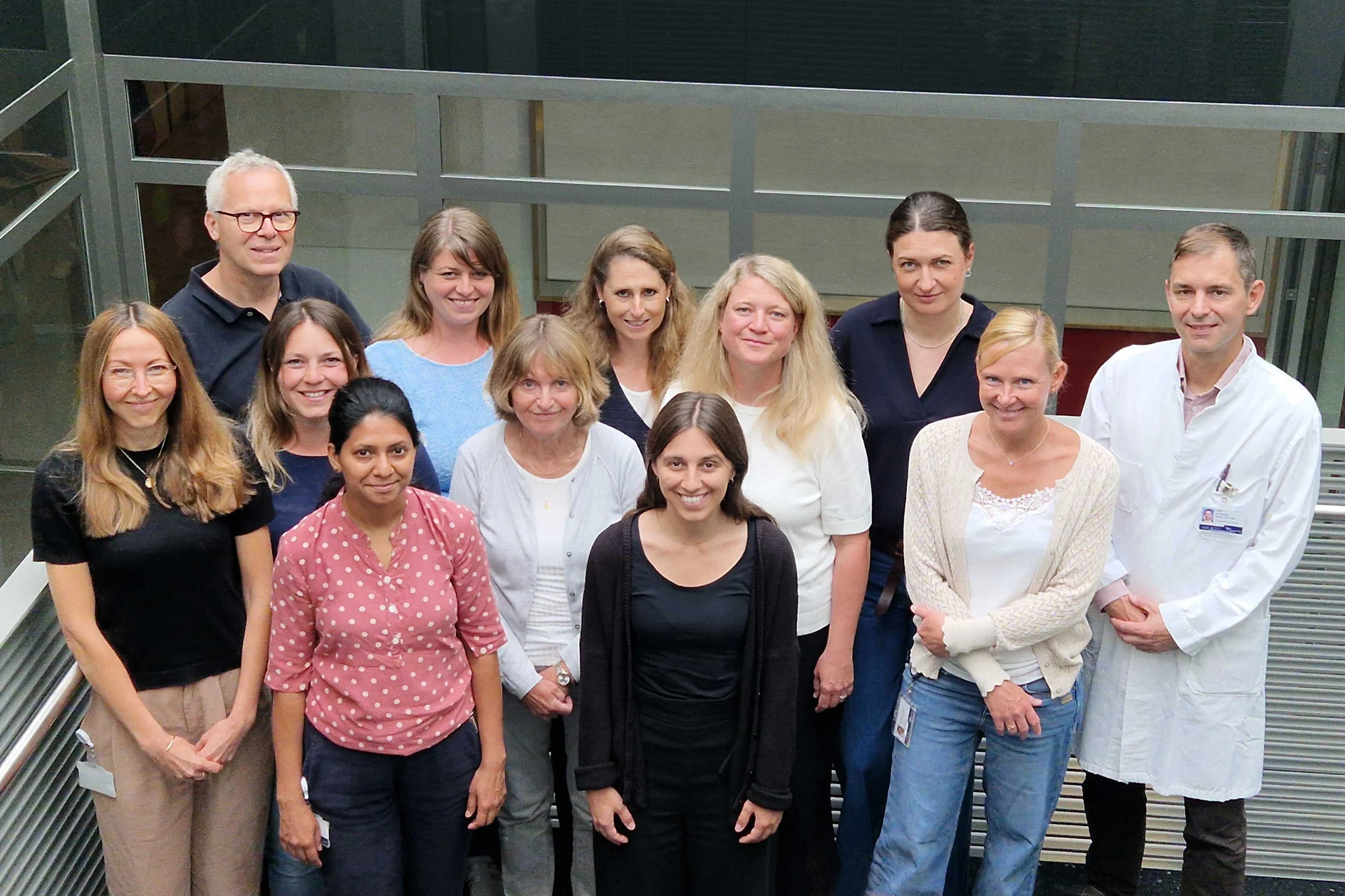 Gruppenfoto des Studienteams auf einem Treppenaufgang