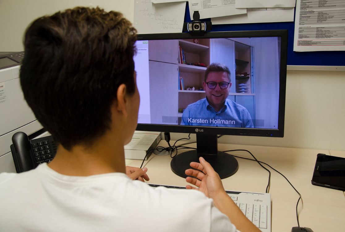 Person am Computerbildschirm