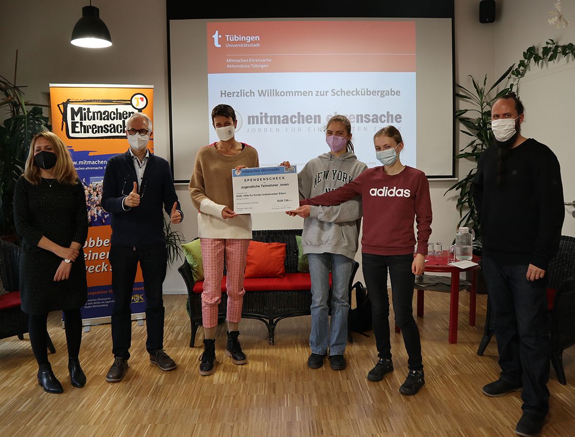 Schülerinnen vom Kepler-Gymnasium übergeben Scheck an CCC-Vertreter