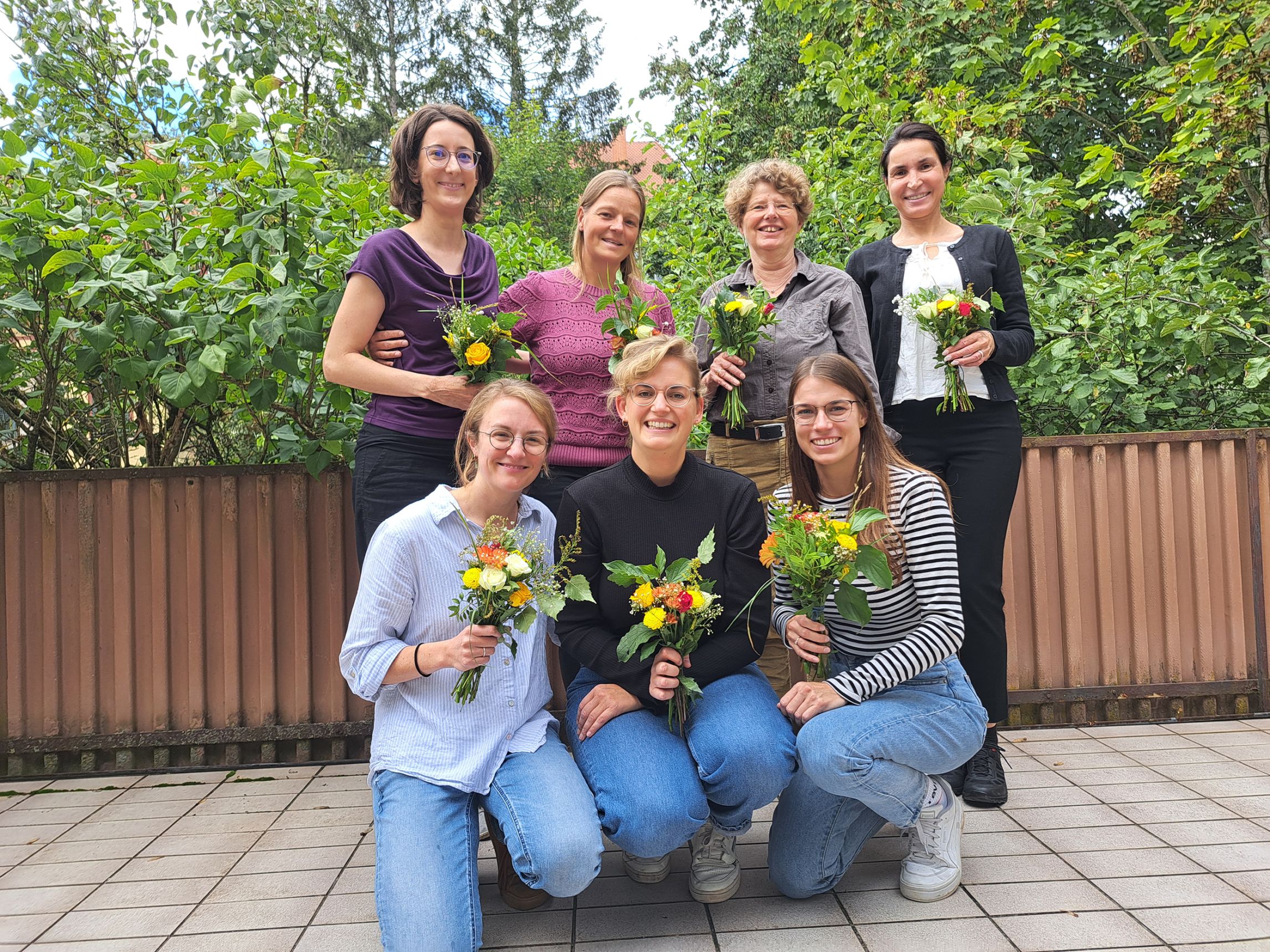 Gruppenbild mit bunten Sträußen