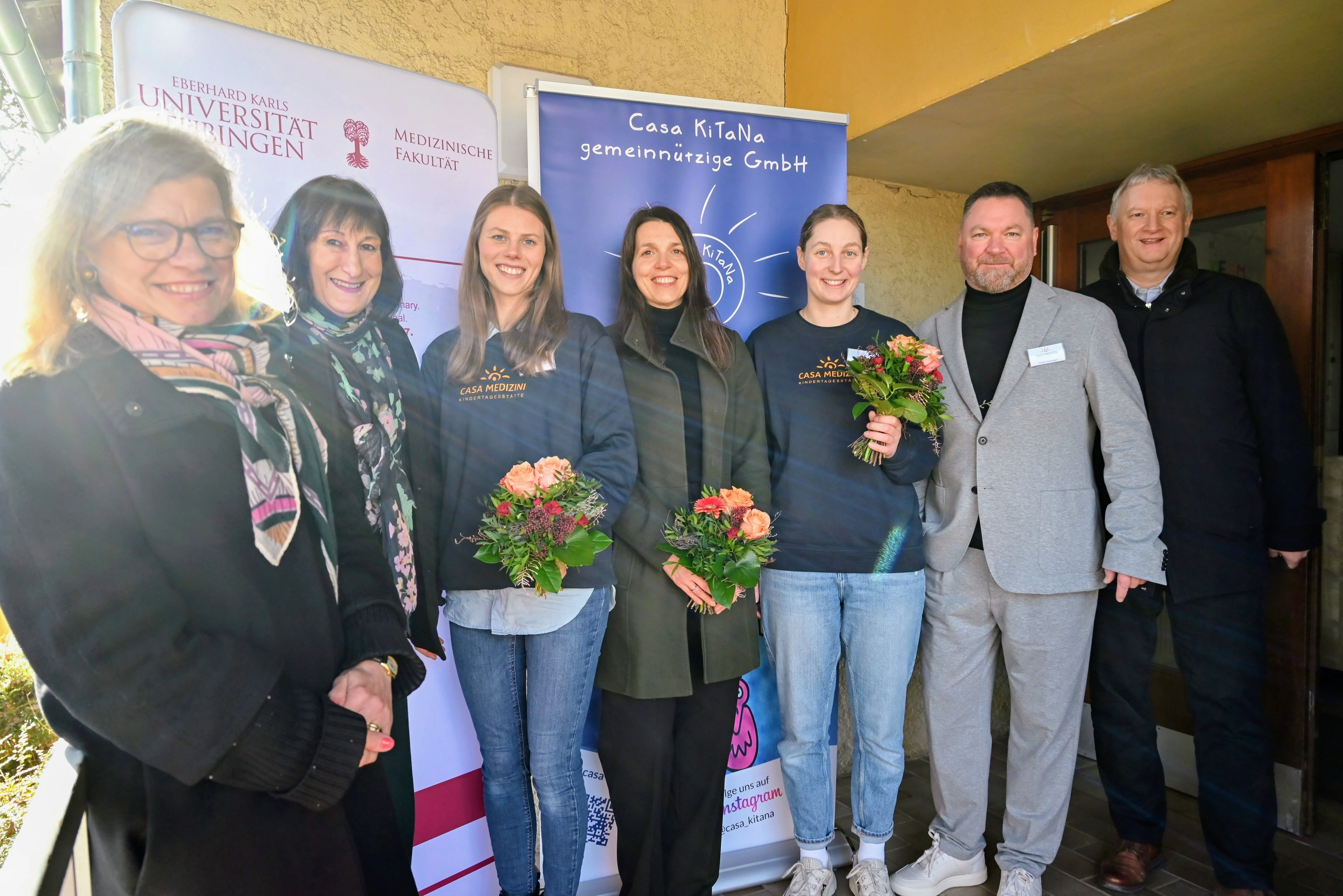Eröffneten die Kita „Casa Medizini“ gemeinsam: Dr. Gundula Schäfer-Vogel (Bürgermeisterin für Soziales, Ordnung und Kultur der Stadt Tübingen), Prof. Dr. Karin Amos (Prorektorin für Studium und Lehre der Universität Tübingen), Laura Dirks (Pädagogische Leitung „Casa Medizini“), Dr. Nicole Fröhlich (Bereichsleitung Forschung Medizinische Fakultät), Annika Kleinekampmann (Pädagogische Leitung „Casa Medizini“), Timon Haidlinger (Geschäftsführer Casa KiTaNa gGmbH) und Prof. Dr. Bernd Pichler (Dekan Medizinische Fakultät Tübingen).