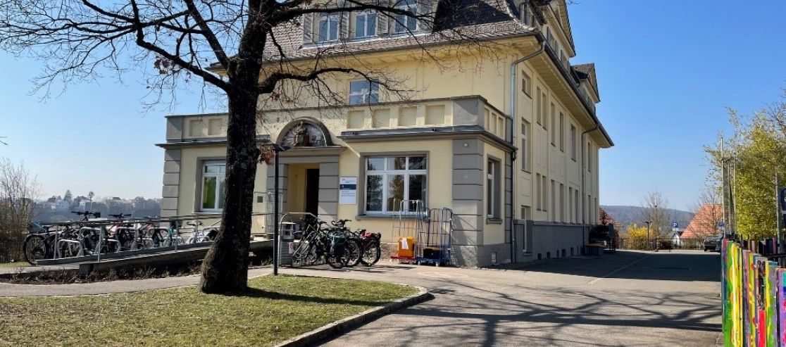 Frontansicht des Kita Gebäudes von außen