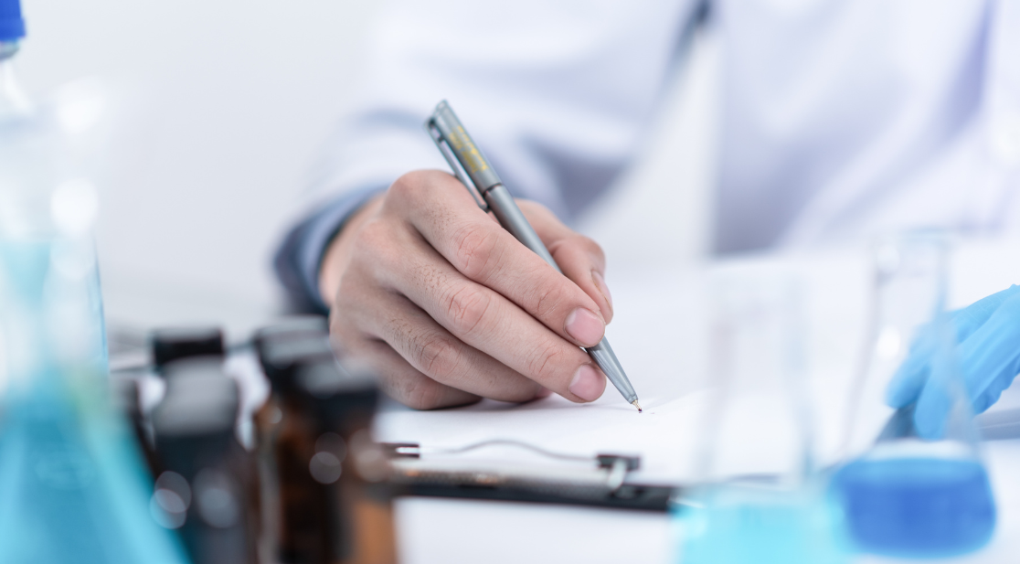 Mann hält sich mit der Hand ans ohr