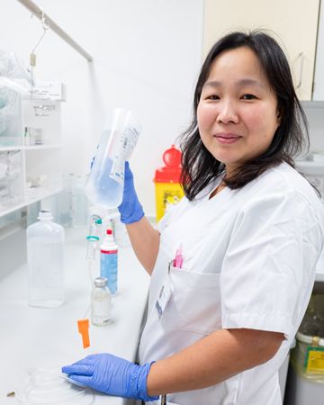 Manami Menzel füllt etwas im Labor ab