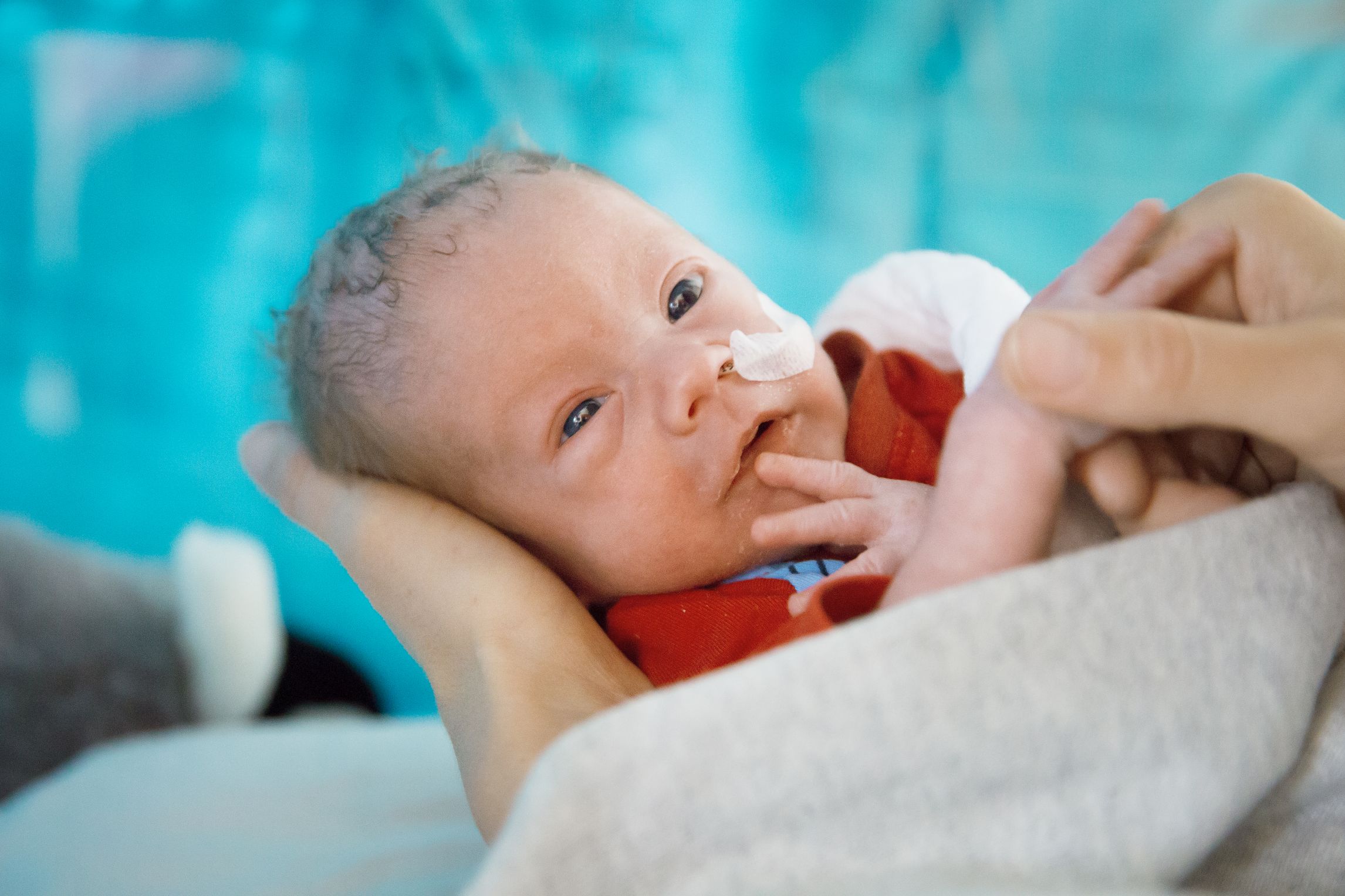 Mutter hält ihr Kind im Arm.